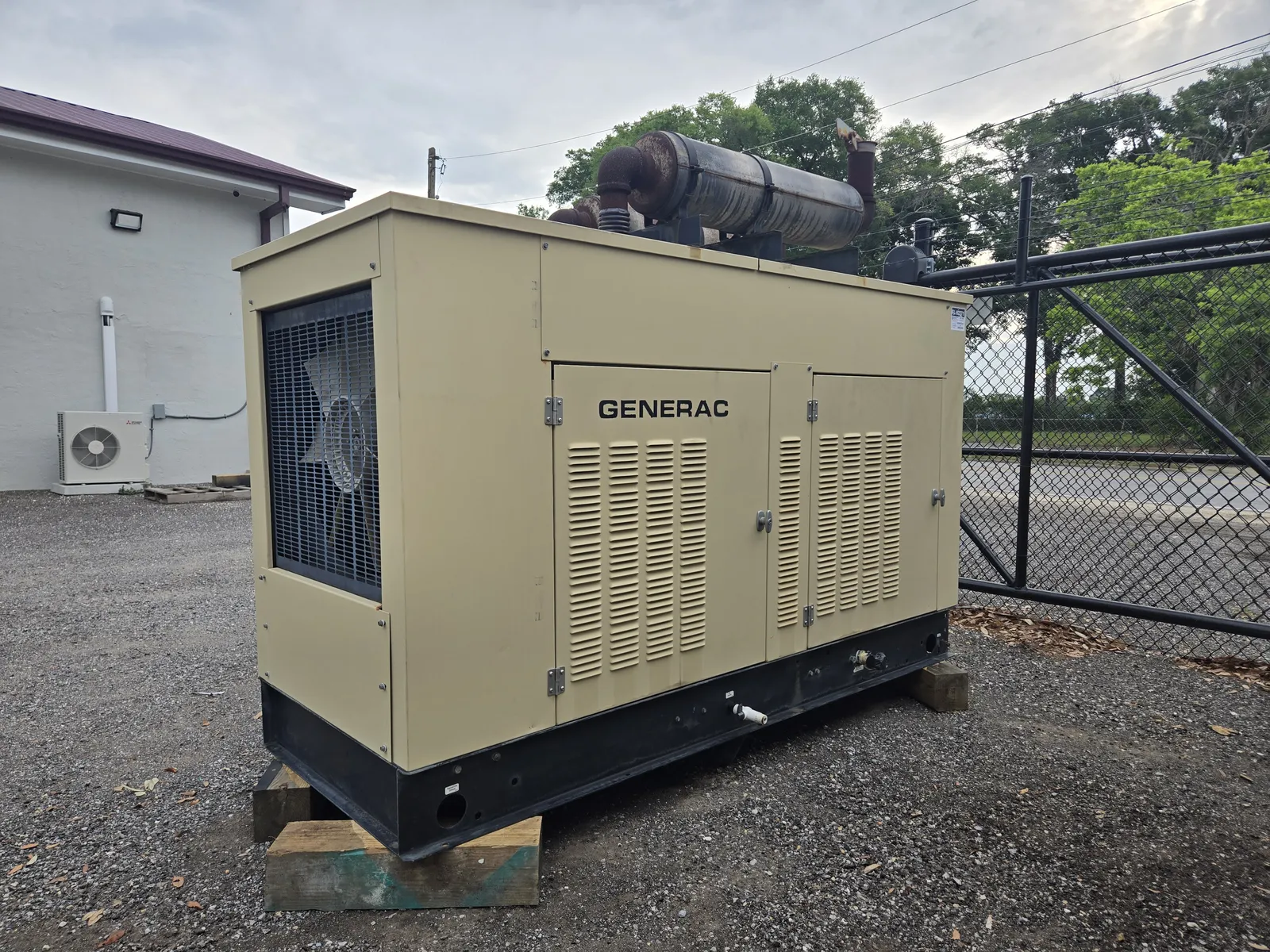 1 100kw generac industrial generator unit 092271 exterior