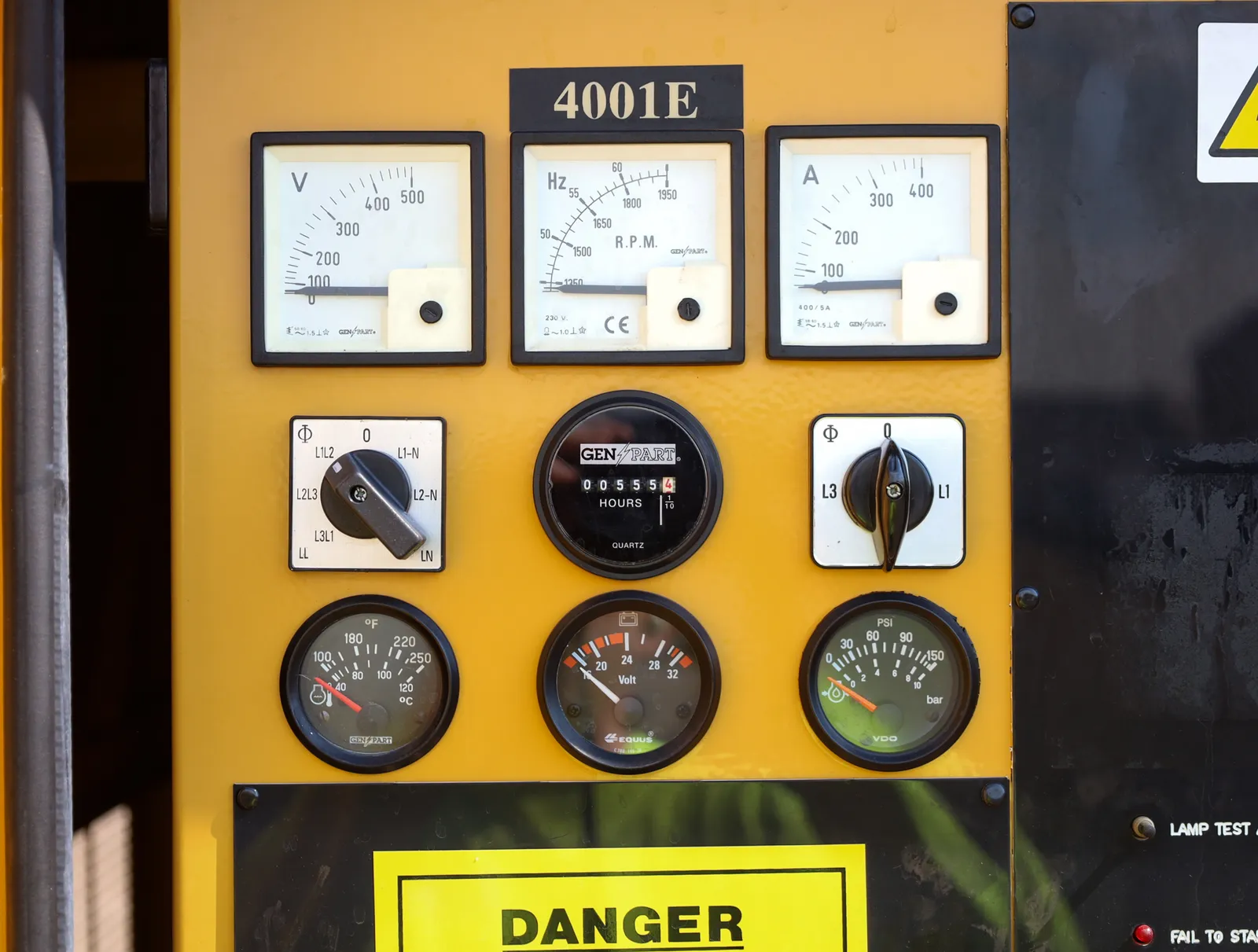 5 200kw caterpillar industrial generator unit 092683 control panel