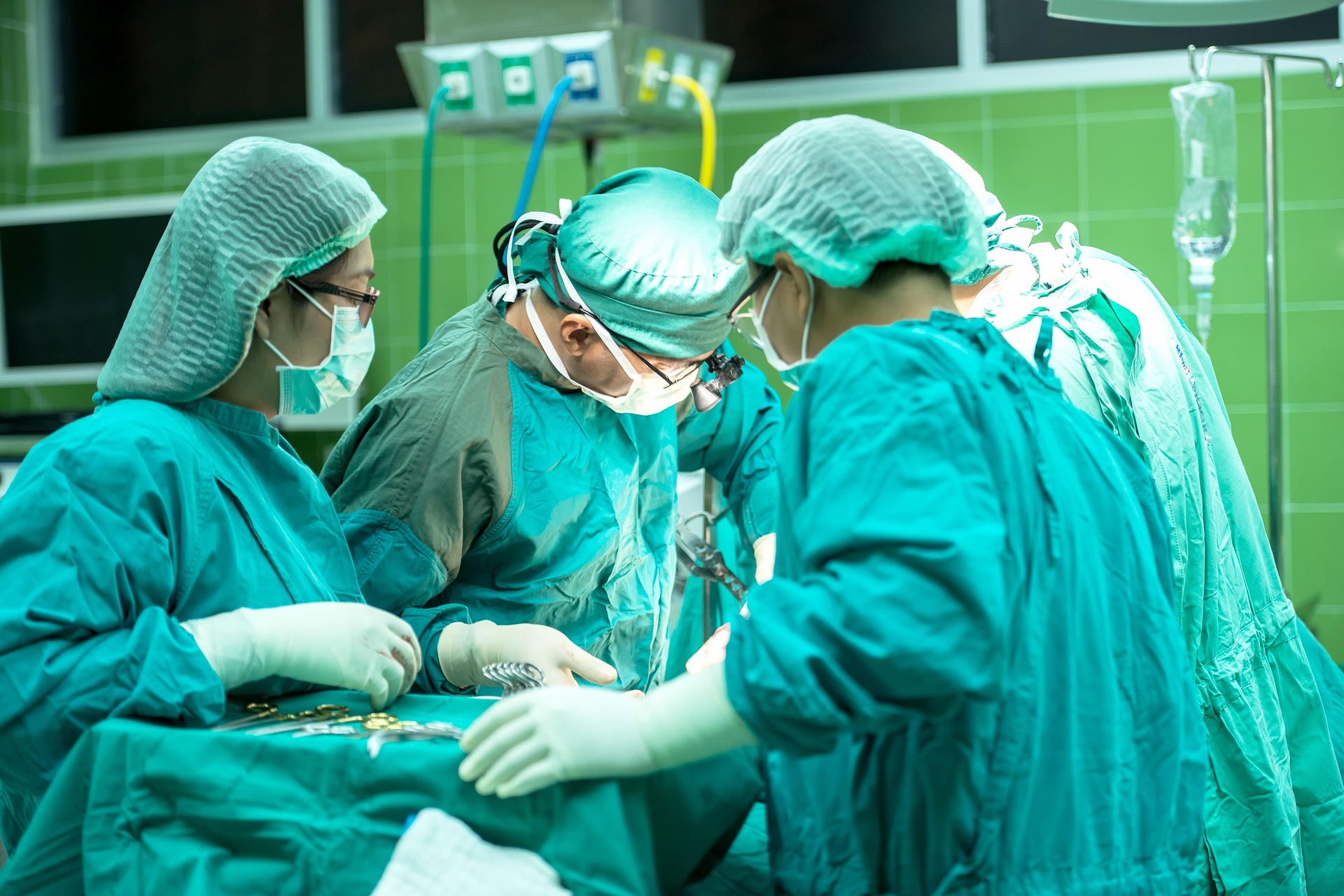Meeting NFPA 99 & 110 Standards, A Guide to Healthcare Backup Power Compliance 1 Surgical team performing a life saving procedure in an operating room powered by a compliant hospital backup generator
